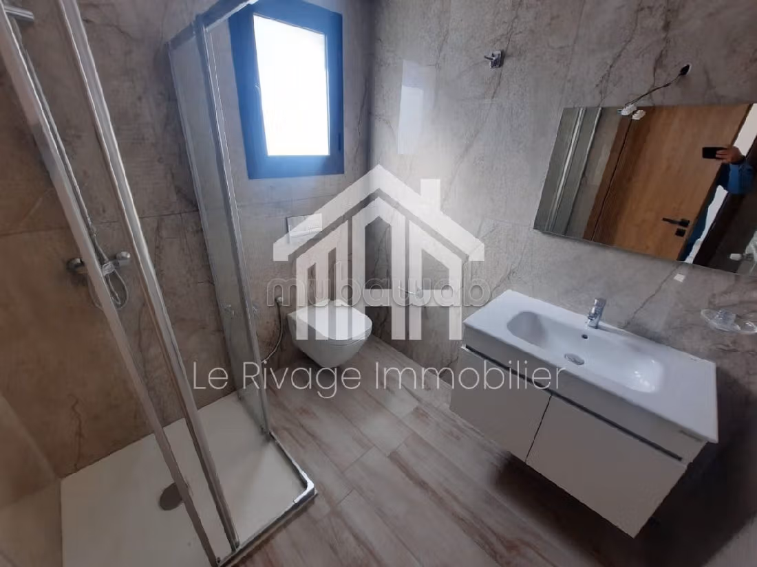 Splendido appartamento in affitto a Les Jardins de Carthage. Superficie 50 m². Porta blindata e servizio di videosorveglianza. 