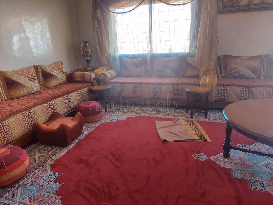 Se vende casa en Tabriquet. Pequeña superficie 300 m². Jardineras, Gran terraza. 