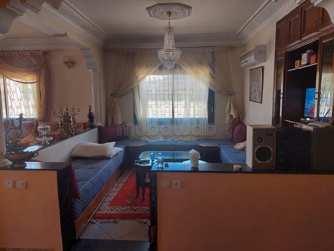 Se vende casa en Tabriquet. Pequeña superficie 300 m². Jardineras, Gran terraza. 