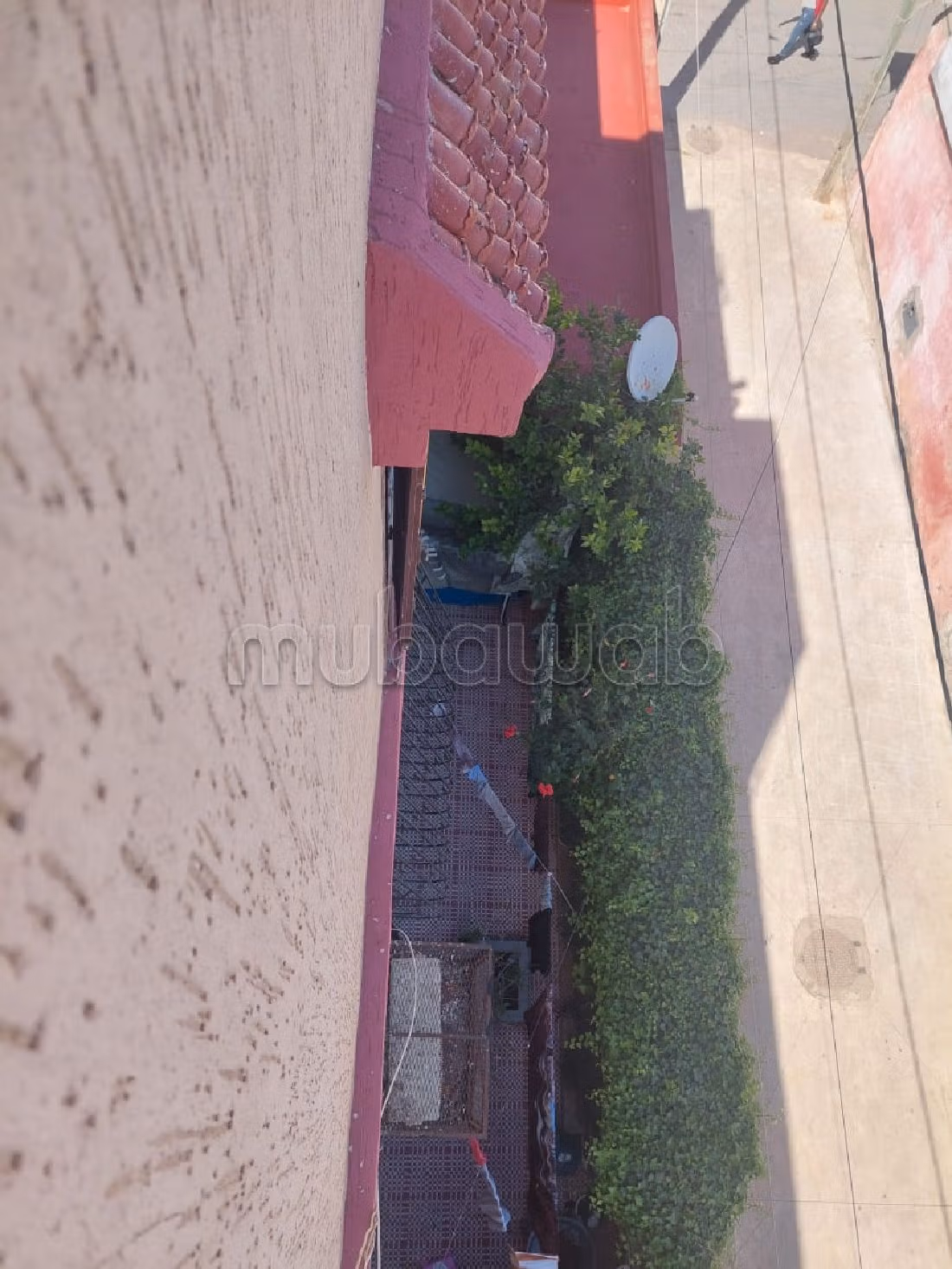 Se vende casa en Tabriquet. Pequeña superficie 300 m². Jardineras, Gran terraza. 