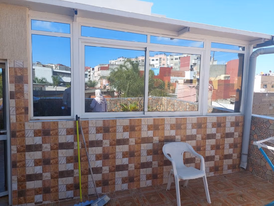 Se vende casa en Tabriquet. Pequeña superficie 300 m². Jardineras, Gran terraza. 