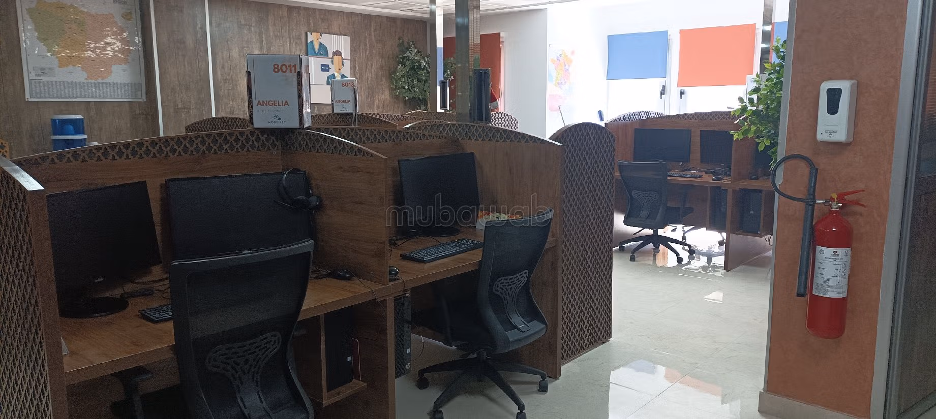 Comodo ufficio in affitto a Centre ville. Superficie totale 95 m². Finestre con doppi vetri e porta blindata