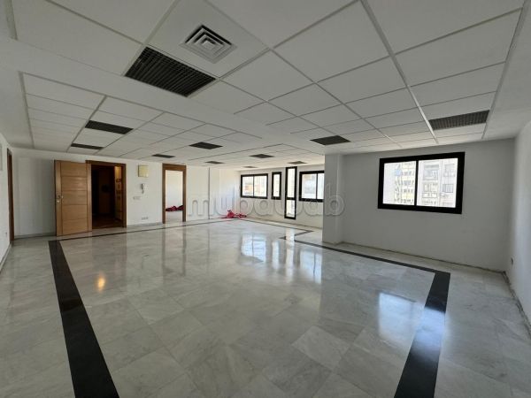 Comodo ufficio in affitto a Racine. Superficie di 120 m². Ascensore e terrazzo. 