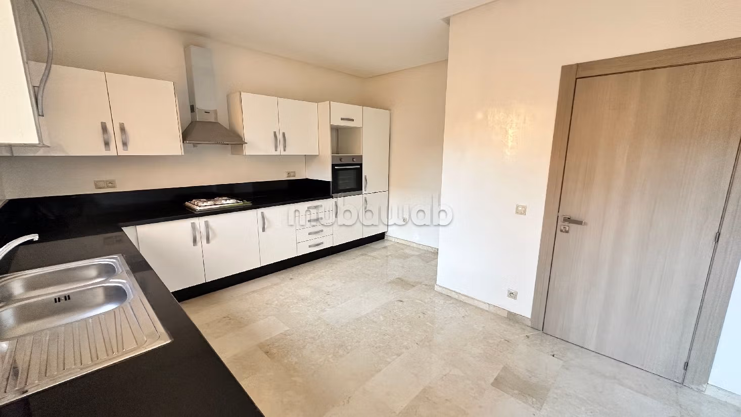 شقة للبيع بحي الشتوي. 4 قطع رائعة. مصعد وشرفة