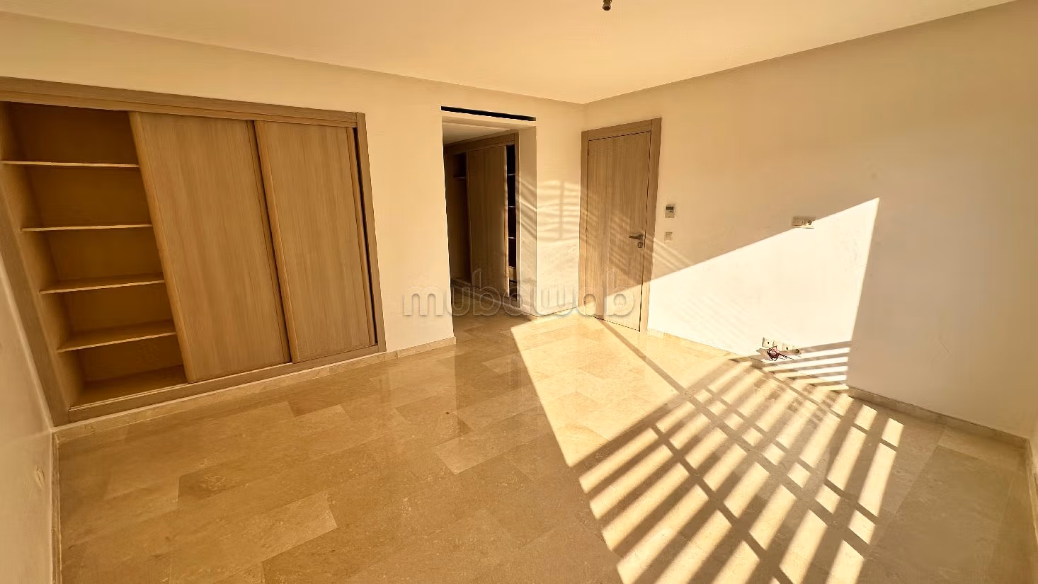 شقة للبيع بحي الشتوي. 4 قطع رائعة. مصعد وشرفة