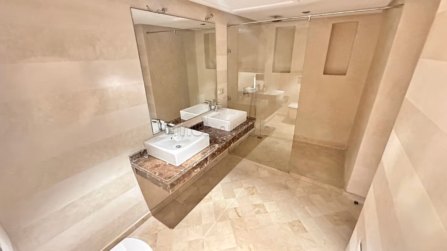 شقة للبيع بحي الشتوي. 4 قطع رائعة. مصعد وشرفة