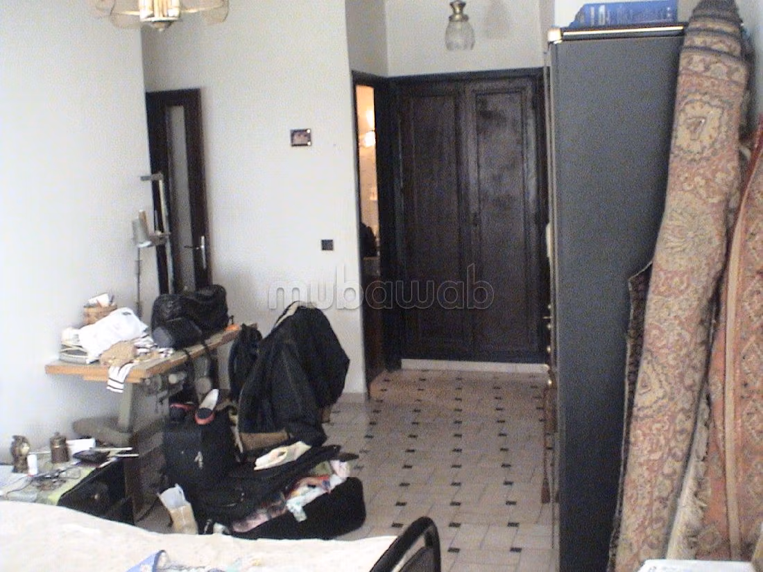 شقة جميلة للبيع بحسّان - وسط المدينة. 3 غرف ممتازة. بواب. 