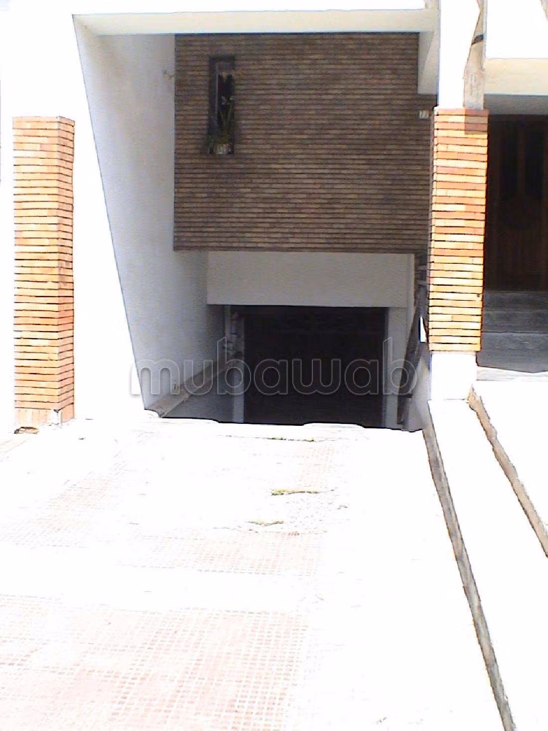 شقة جميلة للبيع بحسّان - وسط المدينة. 3 غرف ممتازة. بواب. 