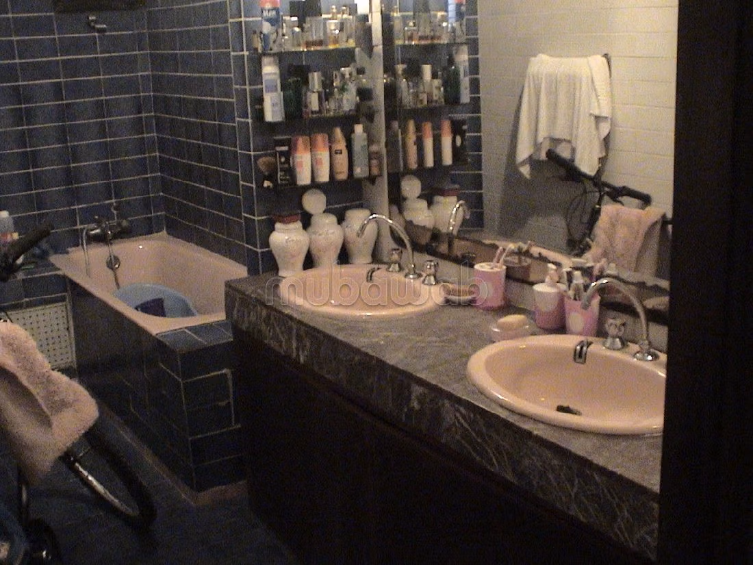 شقة جميلة للبيع بحسّان - وسط المدينة. 3 غرف ممتازة. بواب. 