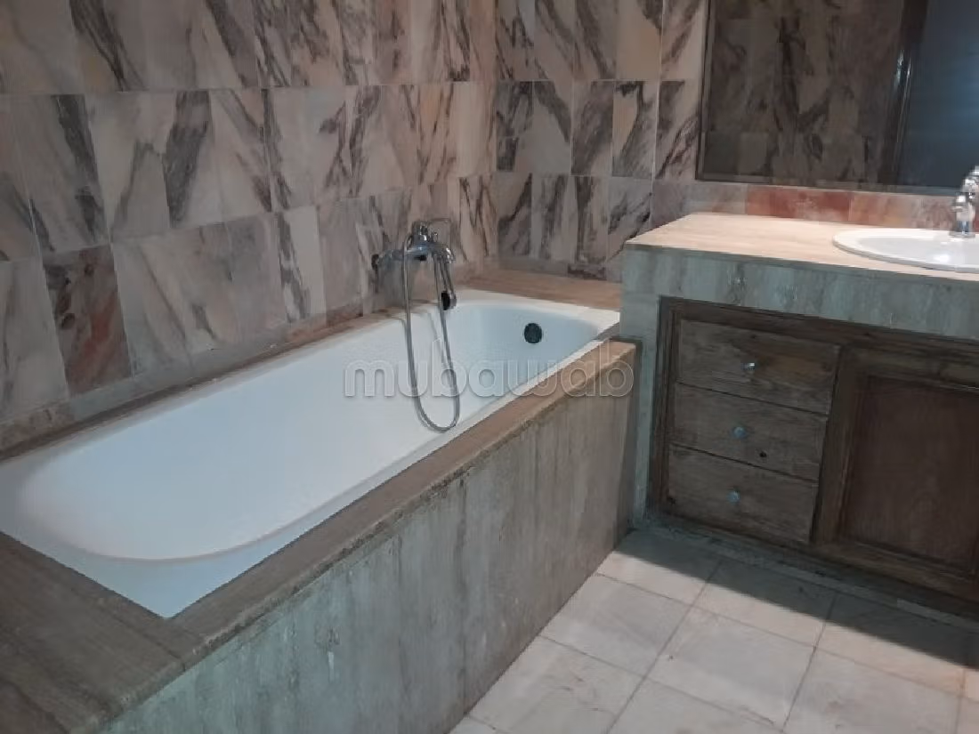 استئجار شقة بعين الذياب. 3 غرف ممتازة. بواب ومكيف الهواء. 