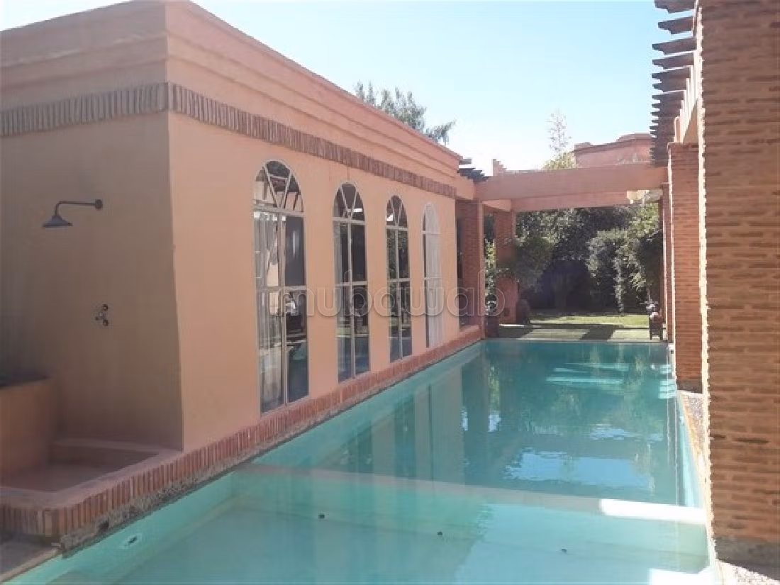 Magnificent villa for sale in Amelkis. Dimension 380 m². New furniture