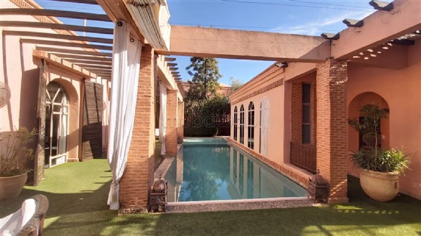 Magnificent villa for sale in Amelkis. Dimension 380 m². New furniture