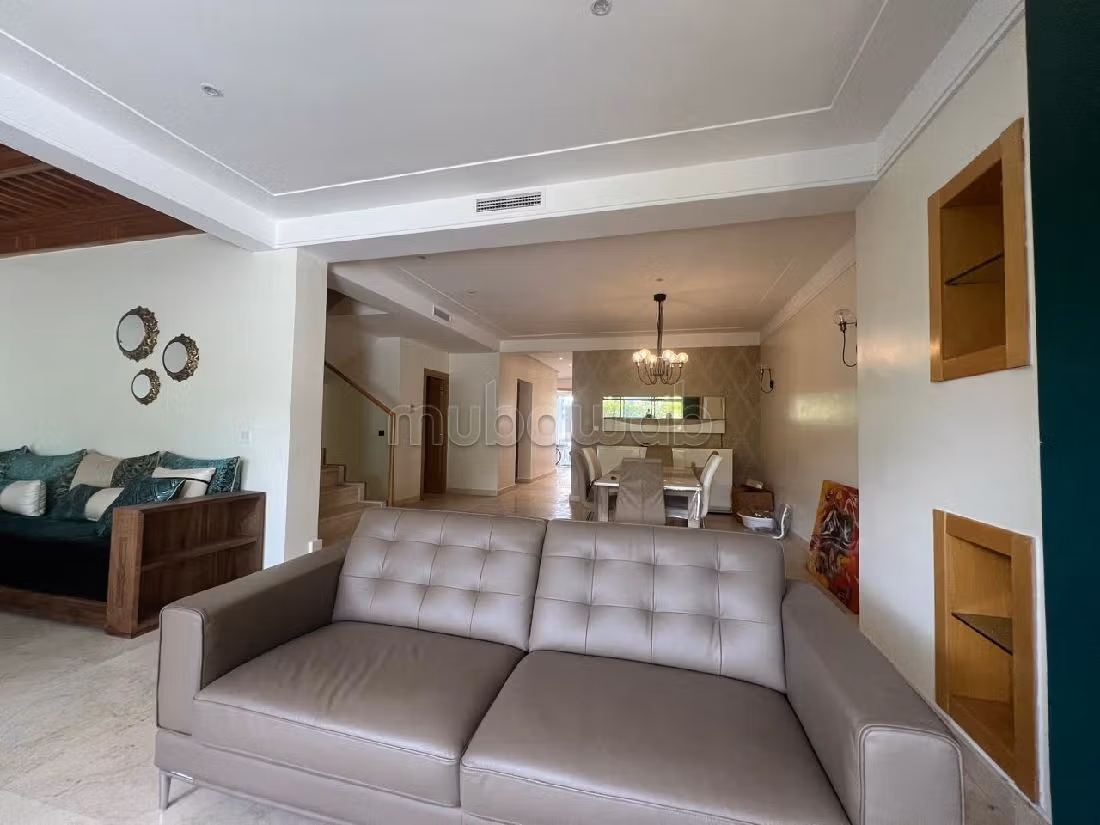 In de verhuur: villa's en luxe woningen. Totale oppervlakte 280 m². Gemeubileerd. 