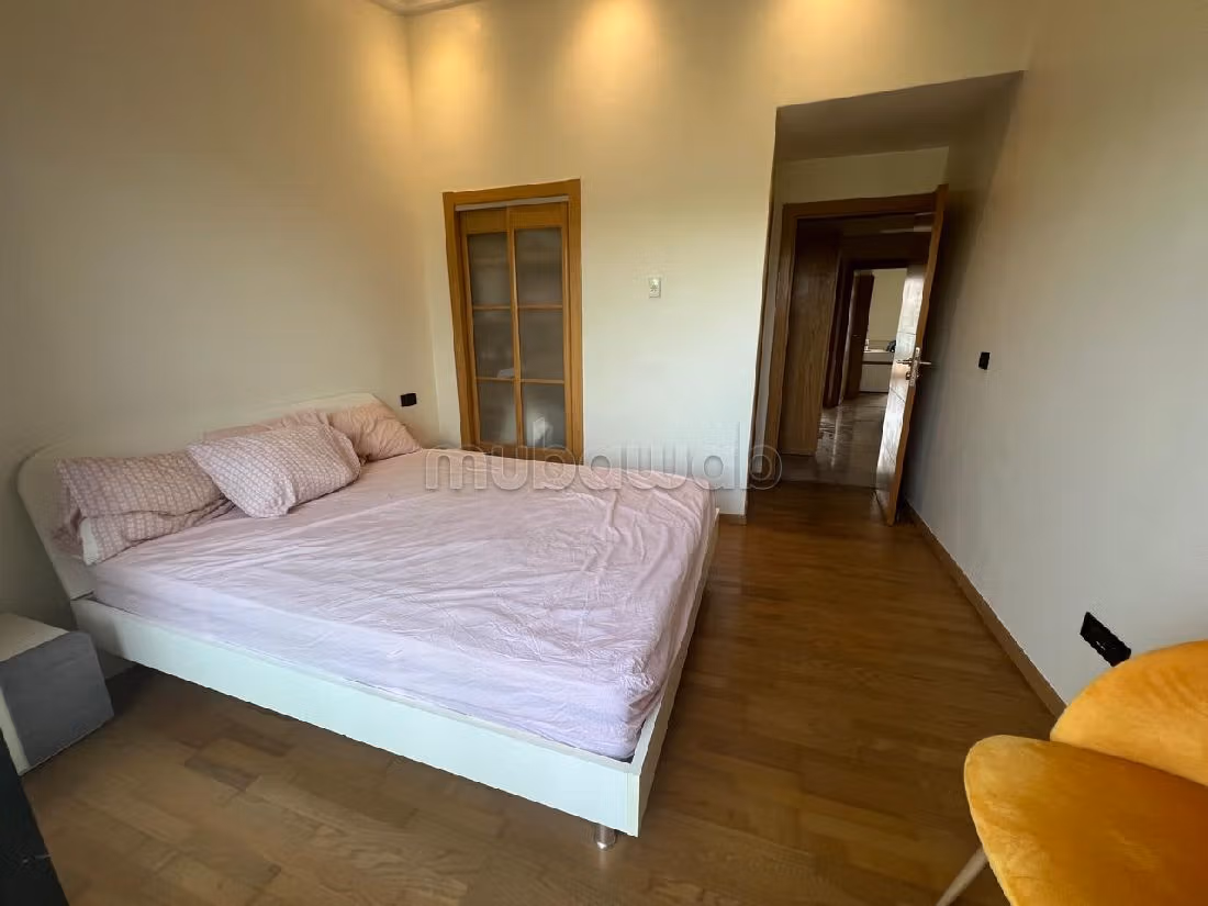 In de verhuur: villa's en luxe woningen. Totale oppervlakte 280 m². Gemeubileerd. 