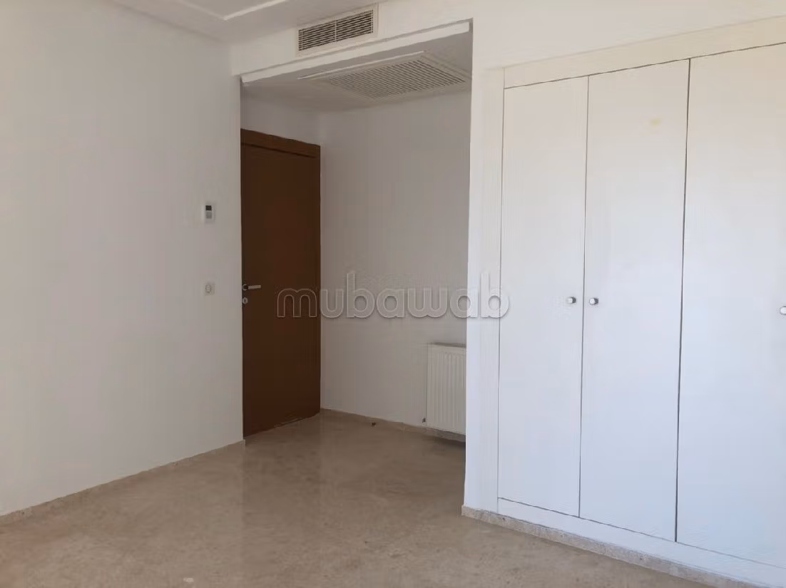 بيع شقة ب ڨمرت. 3 غرف جميلة. مصعد وشرفة. 
