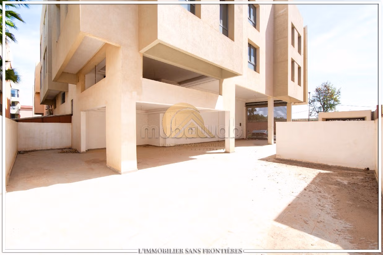 مكاتب ومحلات للبيع بتاركة. المساحة الإجمالية 270 م². بواب. 