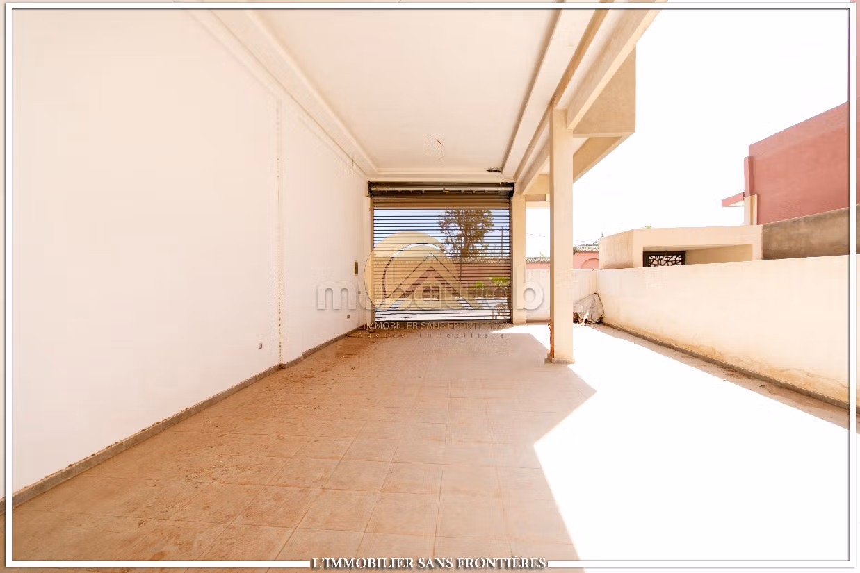 مكاتب ومحلات للبيع بتاركة. المساحة الإجمالية 270 م². بواب. 