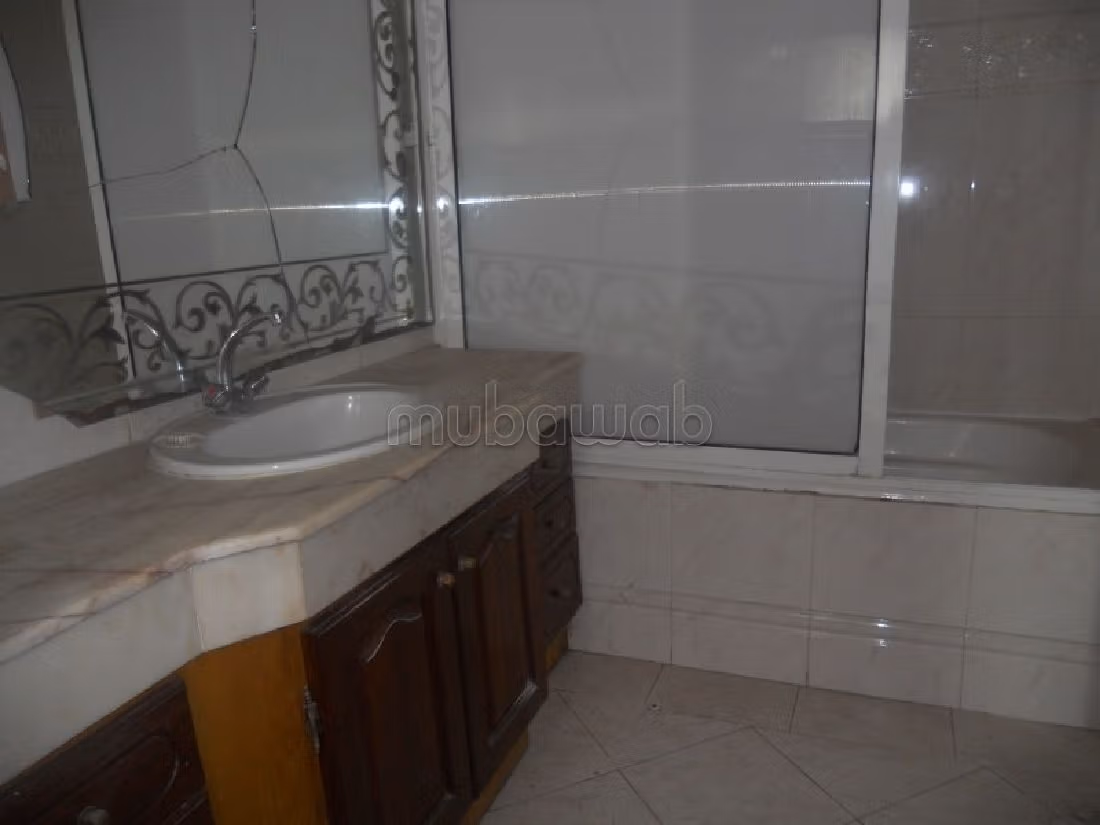 فيلا فاخرة للإيجار بعين الذياب. 4 غرف ممتازة. مدفأة. 