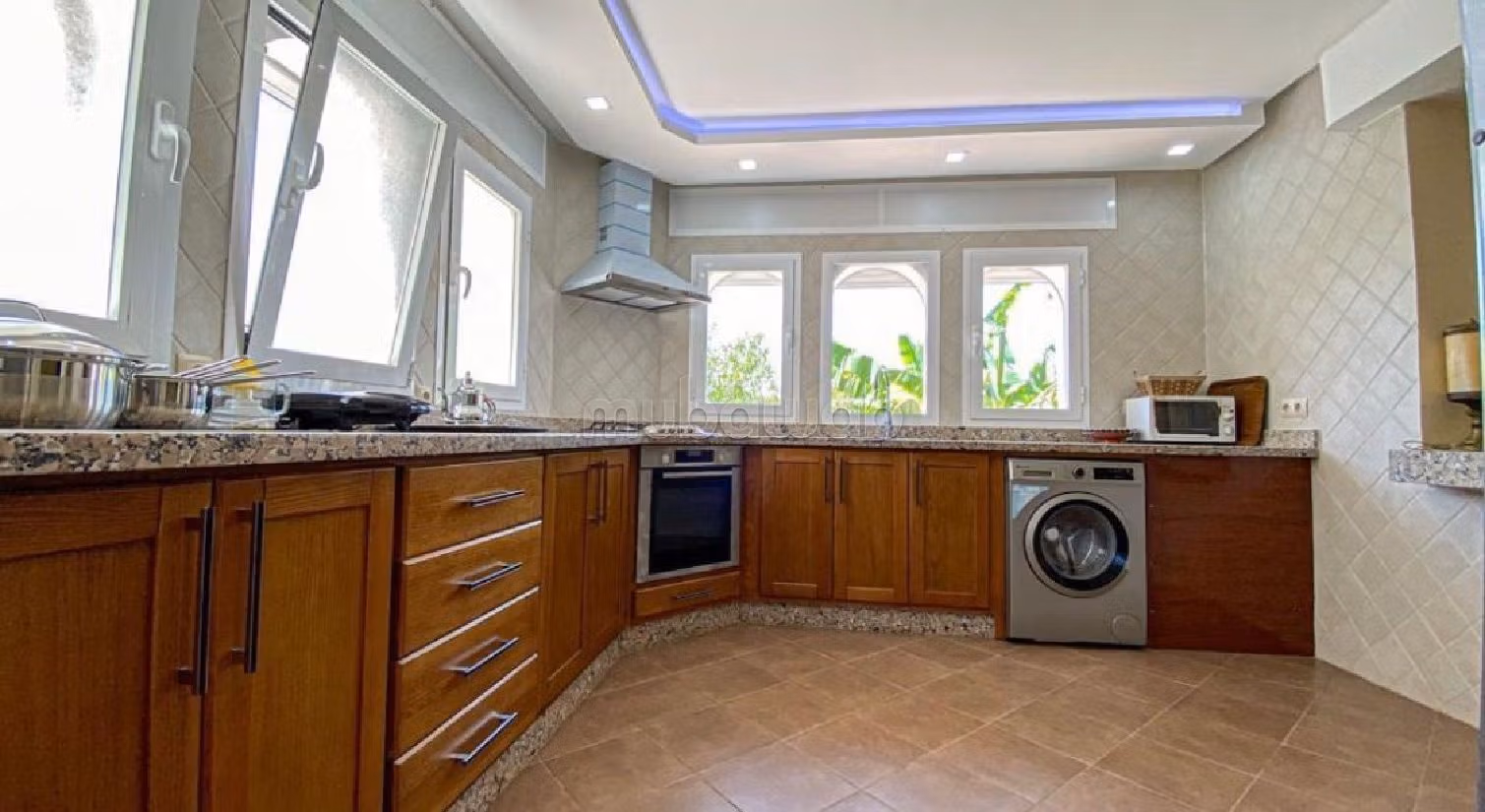 Luxury villas & houses for rent in Malabata. 5 large rooms. Garden and terrace