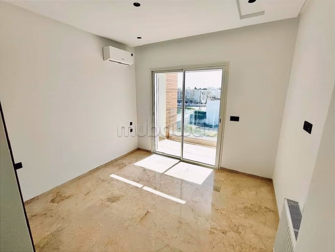 Vendita appartamento a La Soukra. 4 locali. Porta blindata e finestre con doppi vetri. 