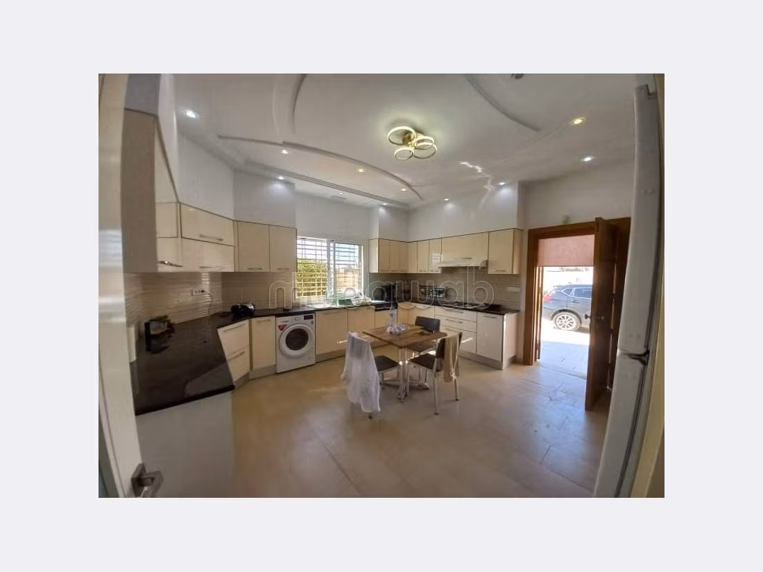 Fabulous villa for sale. Dimension 180 m². Robust door, Air conditioning installation