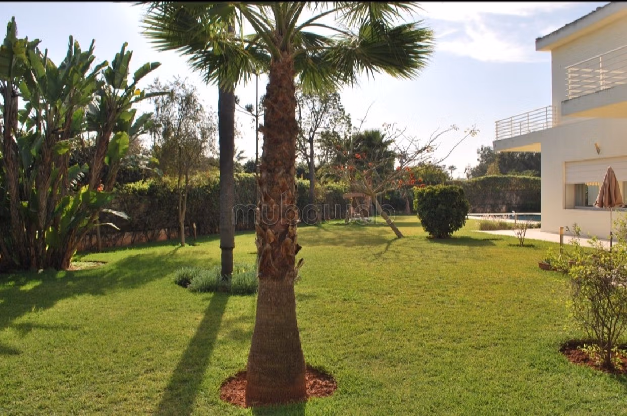 Luxury villa for sale in Anfa Supérieur. Dimension 2000 m². Satellite dish, secured residence.