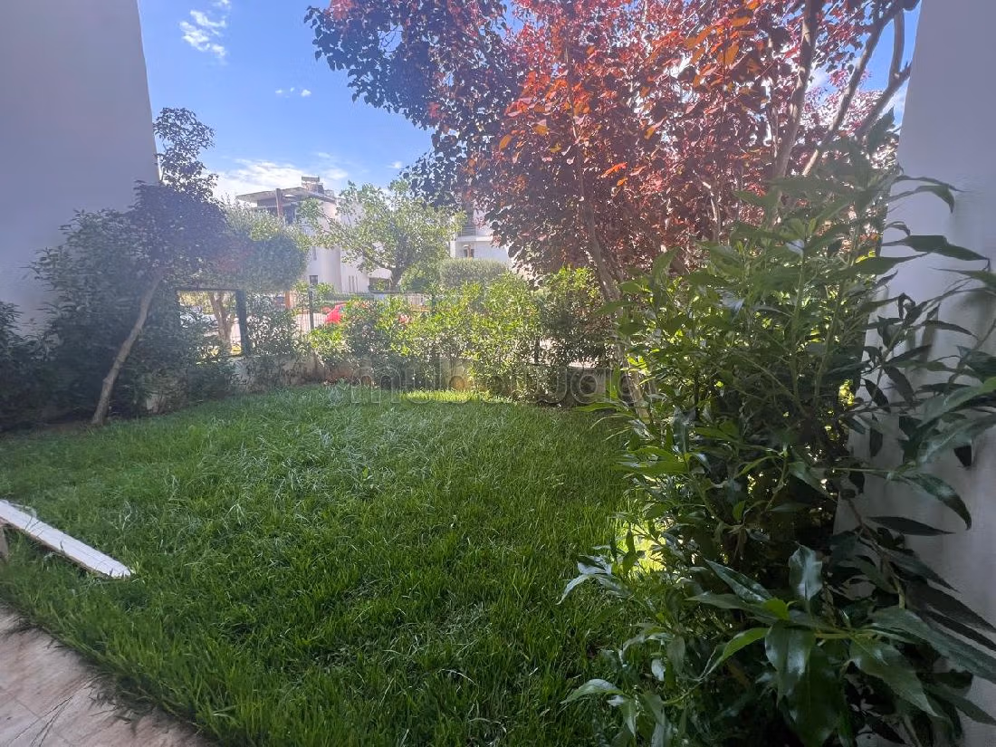 Piso en alquiler. 2 bonitas habitaciones. Sin ascensor, gran terraza. 