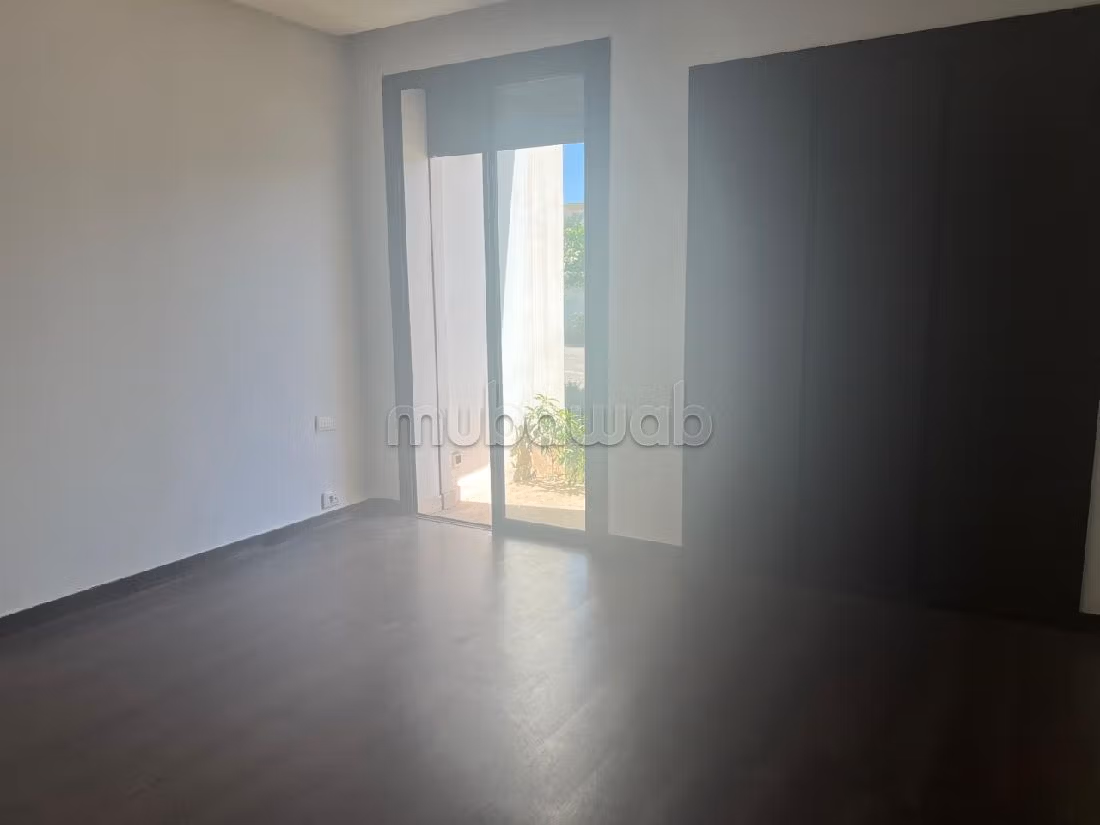 Piso en alquiler. 2 bonitas habitaciones. Sin ascensor, gran terraza. 