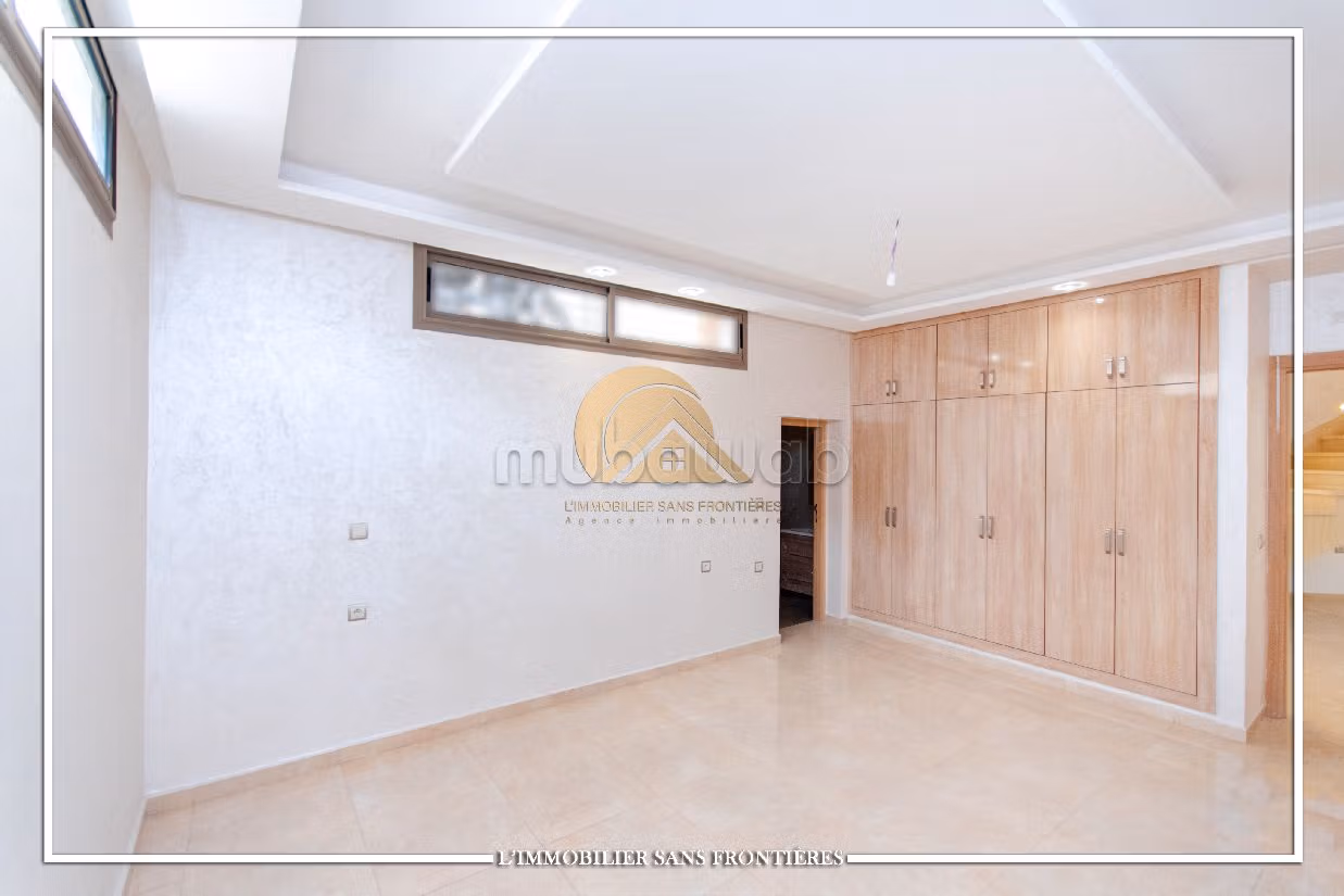 Lujosa villa en alquiler en Hay Targa. Area 600 m². Salón con decoración marroquí, sistema de parábola general. 