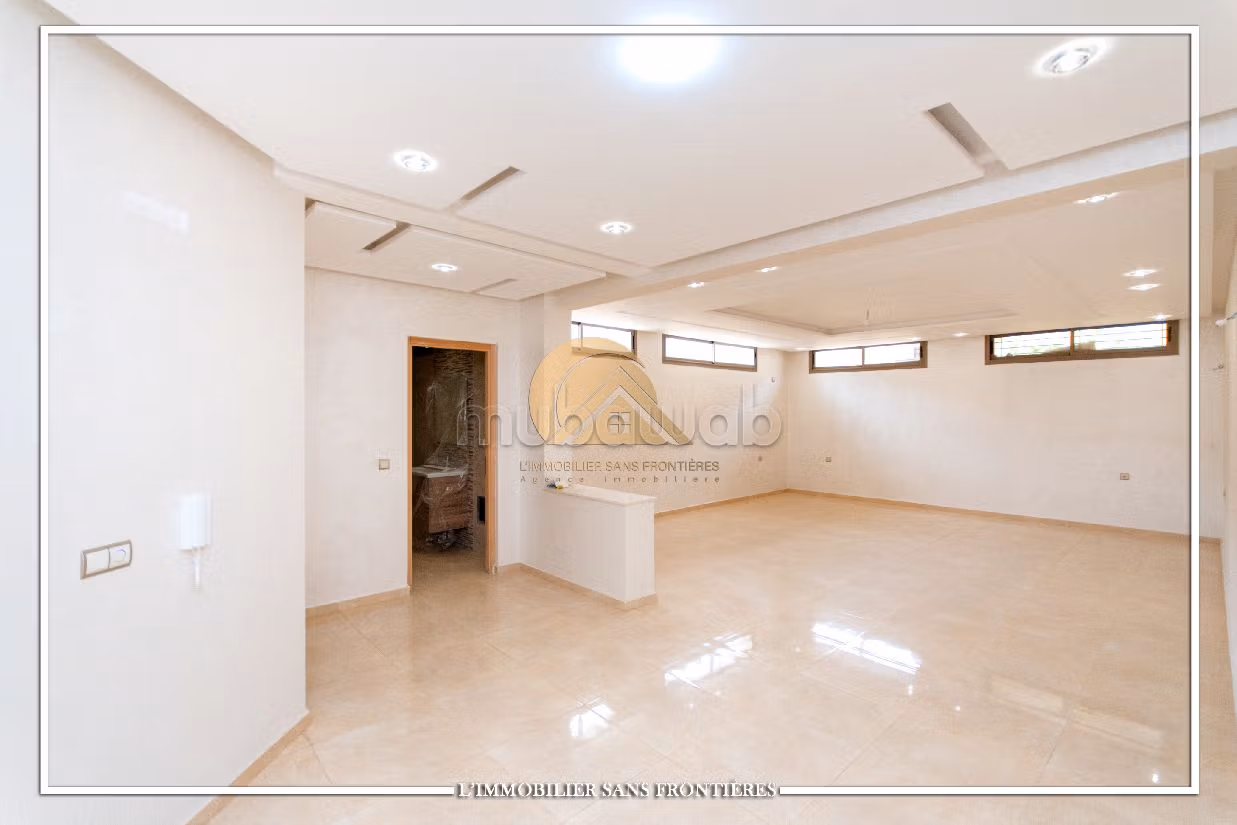 Lujosa villa en alquiler en Hay Targa. Area 600 m². Salón con decoración marroquí, sistema de parábola general. 