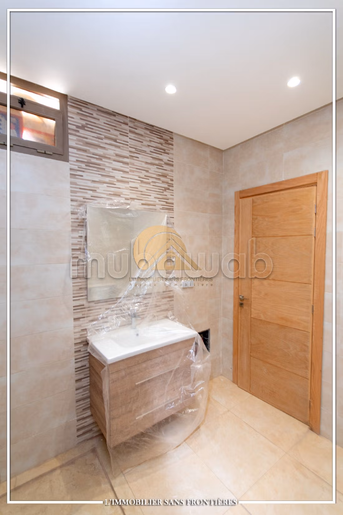 Lujosa villa en alquiler en Hay Targa. Area 600 m². Salón con decoración marroquí, sistema de parábola general. 