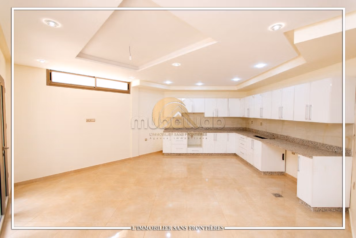 Lujosa villa en alquiler en Hay Targa. Area 600 m². Salón con decoración marroquí, sistema de parábola general. 