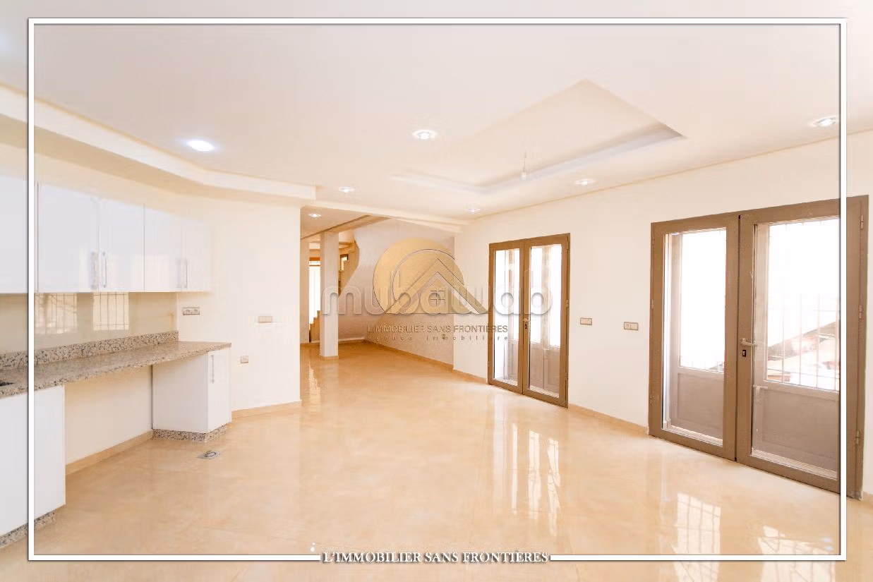 Lujosa villa en alquiler en Hay Targa. Area 600 m². Salón con decoración marroquí, sistema de parábola general. 