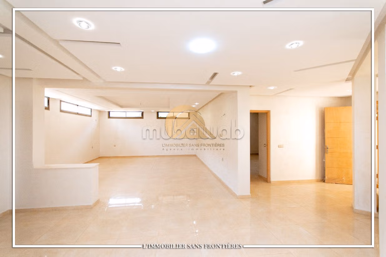 Lujosa villa en alquiler en Hay Targa. Area 600 m². Salón con decoración marroquí, sistema de parábola general. 