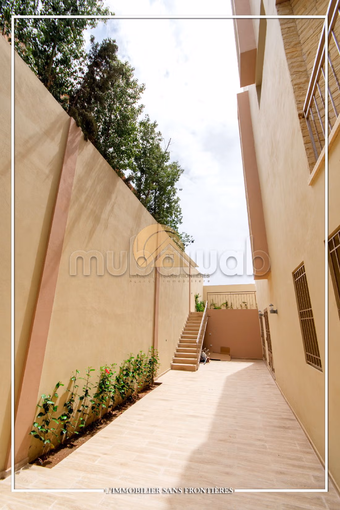 Lujosa villa en alquiler en Hay Targa. Area 600 m². Salón con decoración marroquí, sistema de parábola general. 