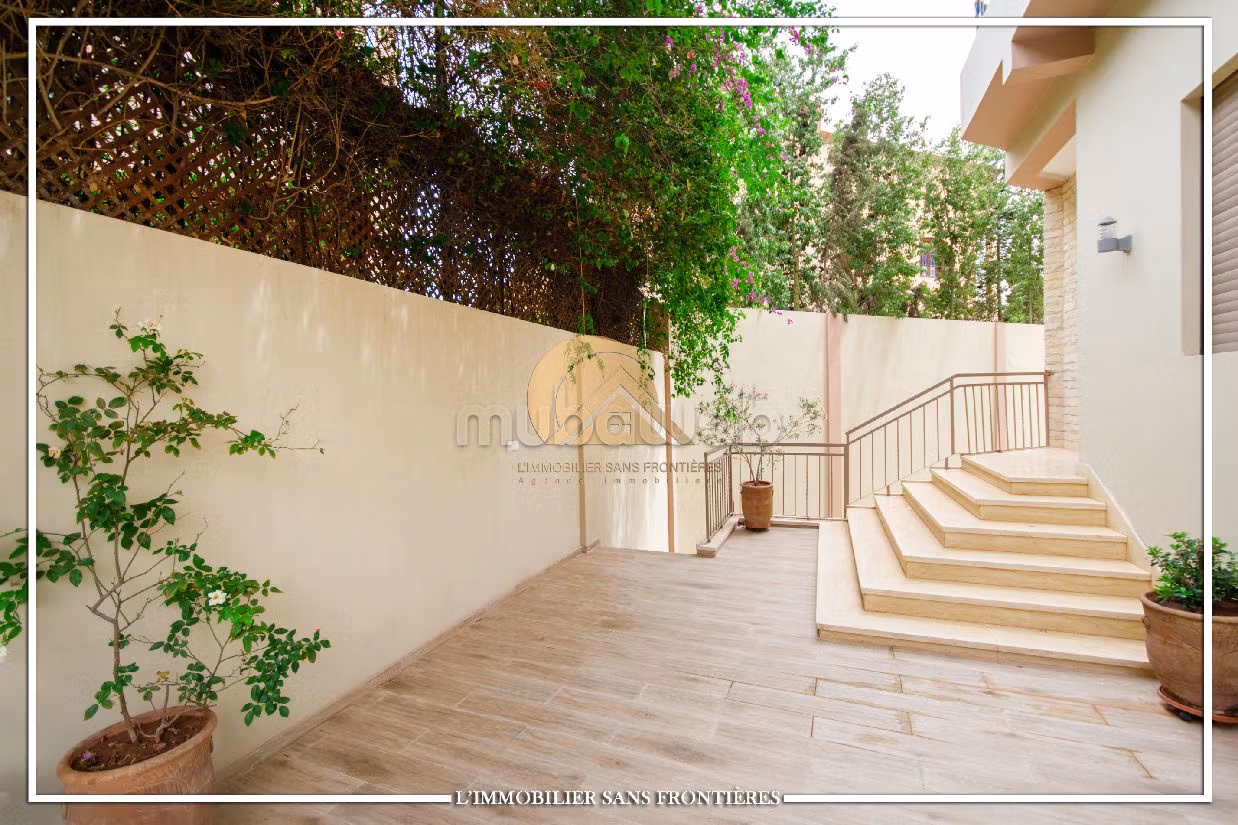 Lujosa villa en alquiler en Hay Targa. Area 600 m². Salón con decoración marroquí, sistema de parábola general. 