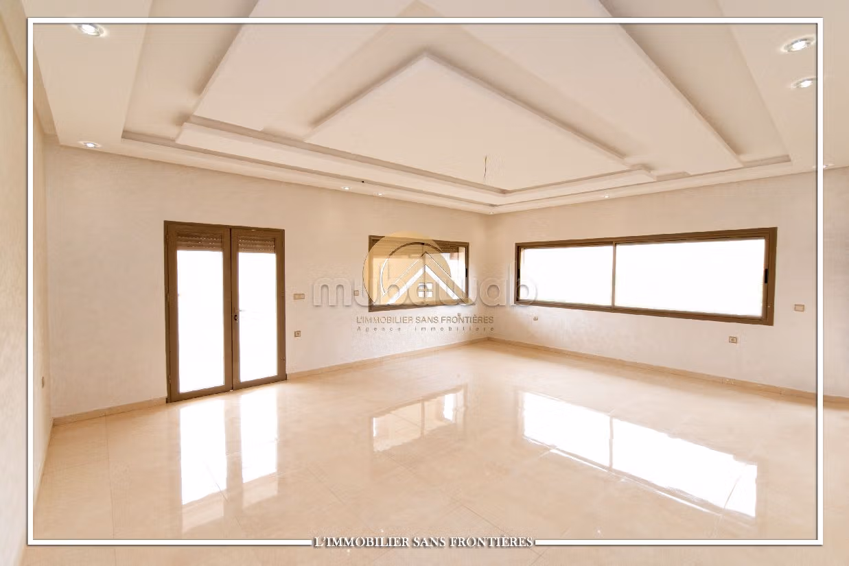 Lujosa villa en alquiler en Hay Targa. Area 600 m². Salón con decoración marroquí, sistema de parábola general. 