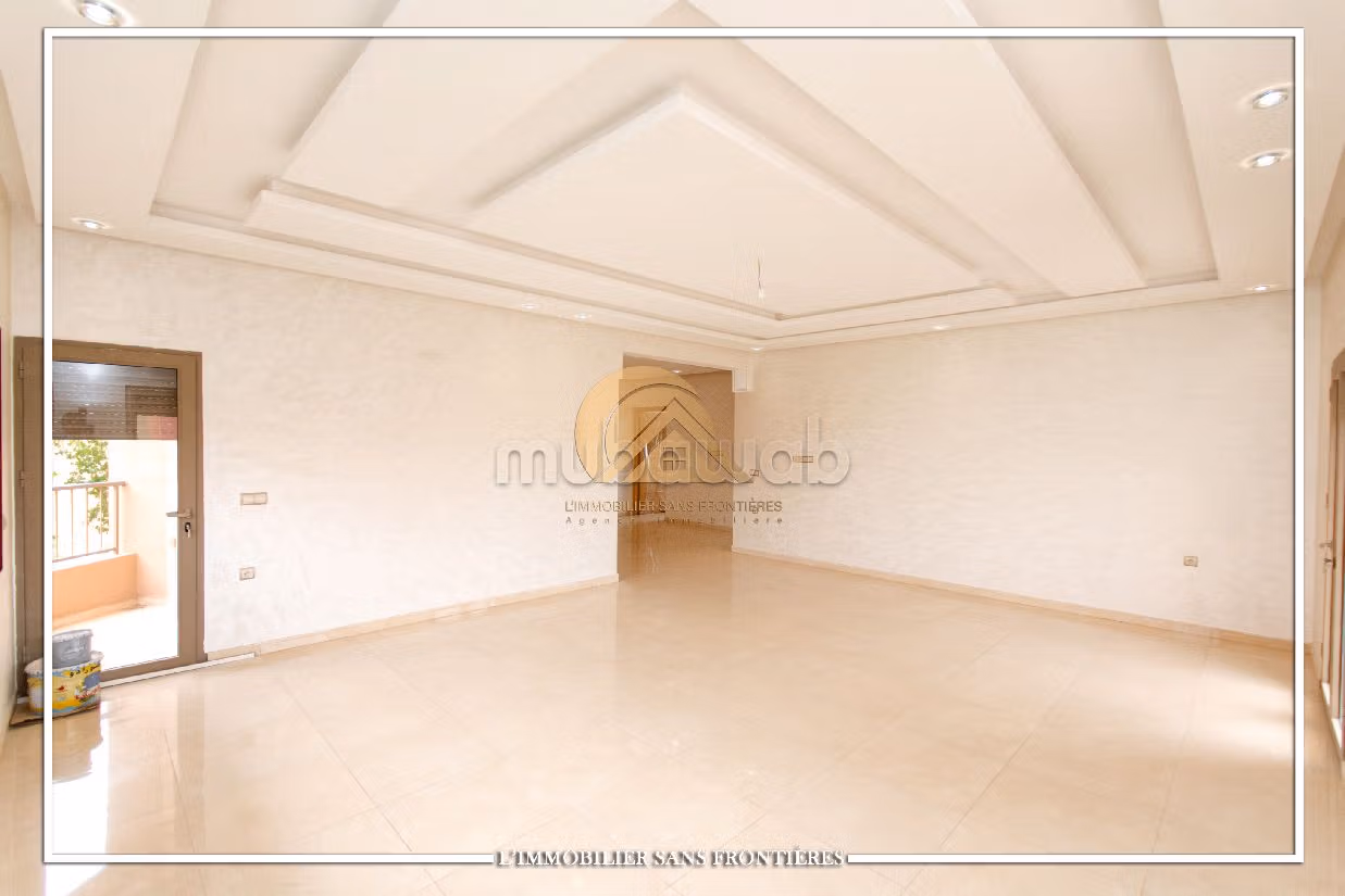 Lujosa villa en alquiler en Hay Targa. Area 600 m². Salón con decoración marroquí, sistema de parábola general. 