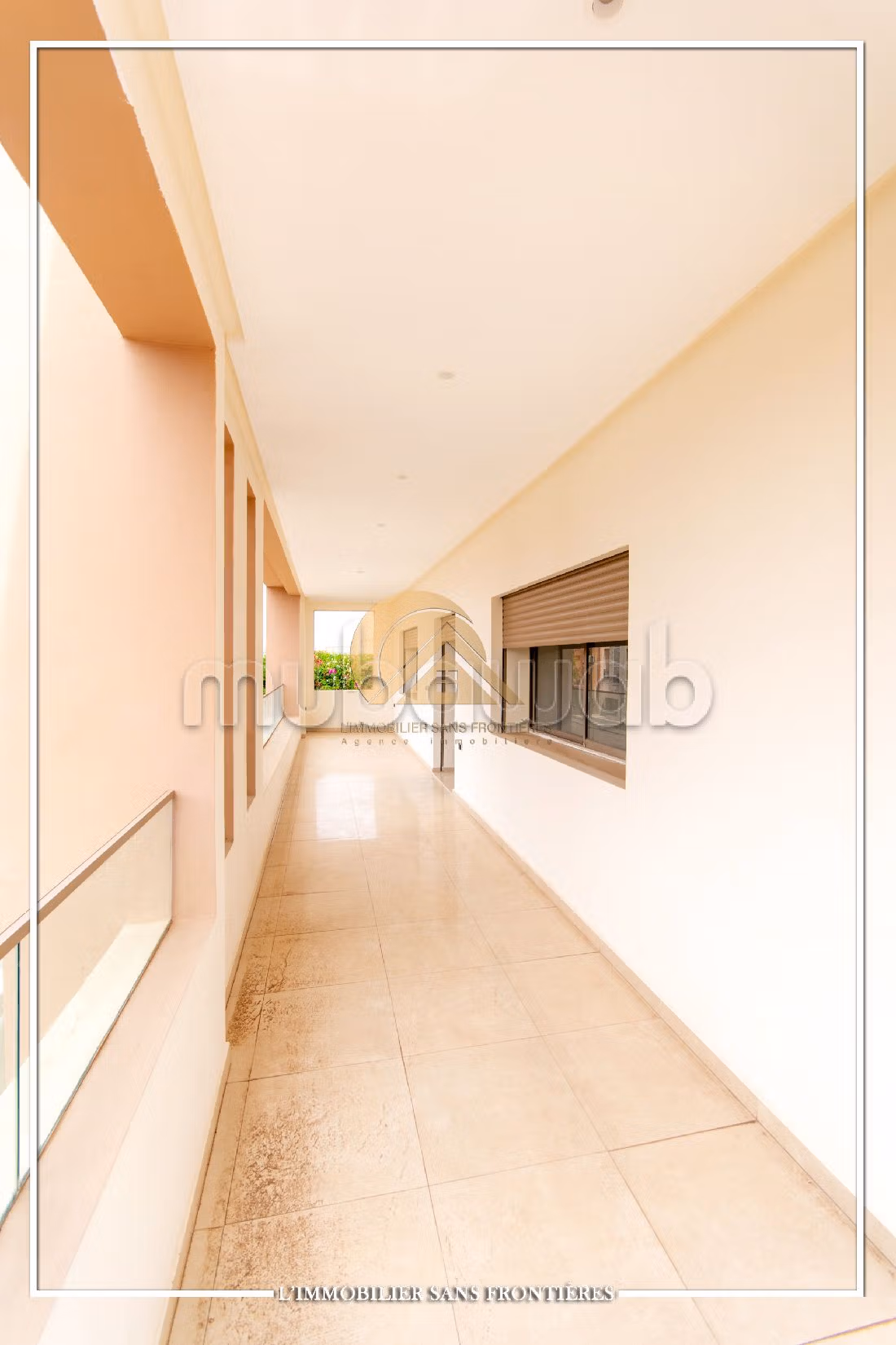 Lujosa villa en alquiler en Hay Targa. Area 600 m². Salón con decoración marroquí, sistema de parábola general. 