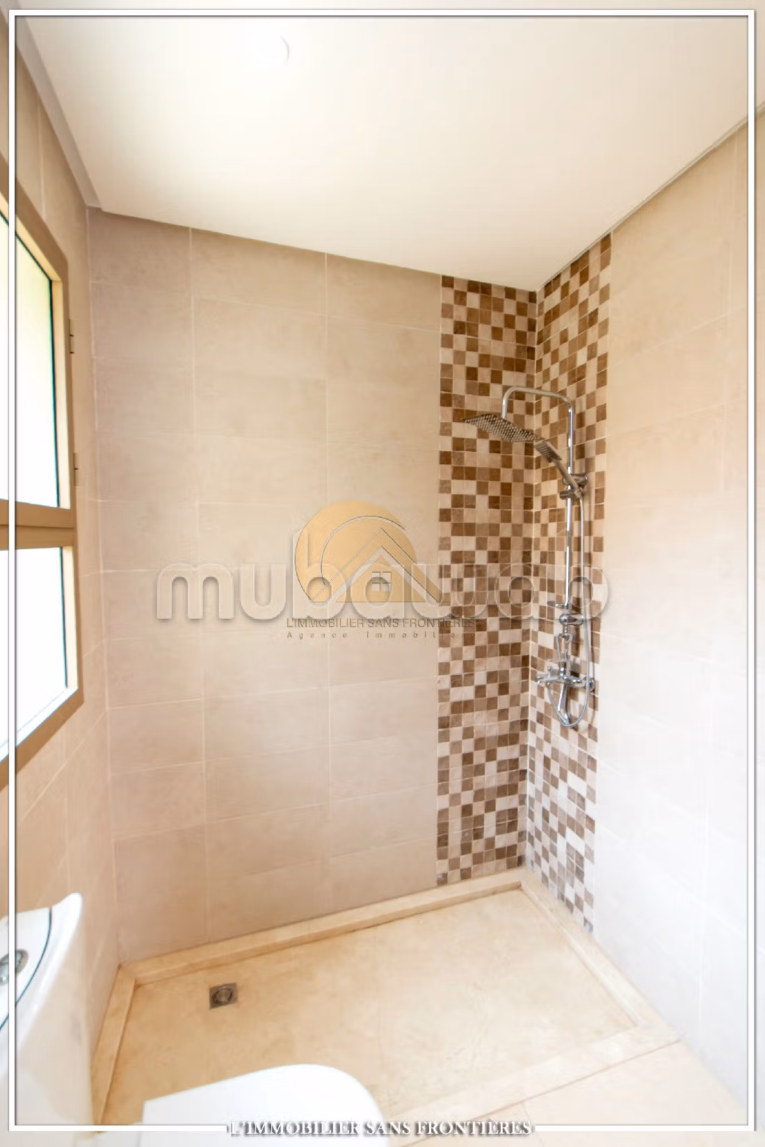 Lujosa villa en alquiler en Hay Targa. Area 600 m². Salón con decoración marroquí, sistema de parábola general. 