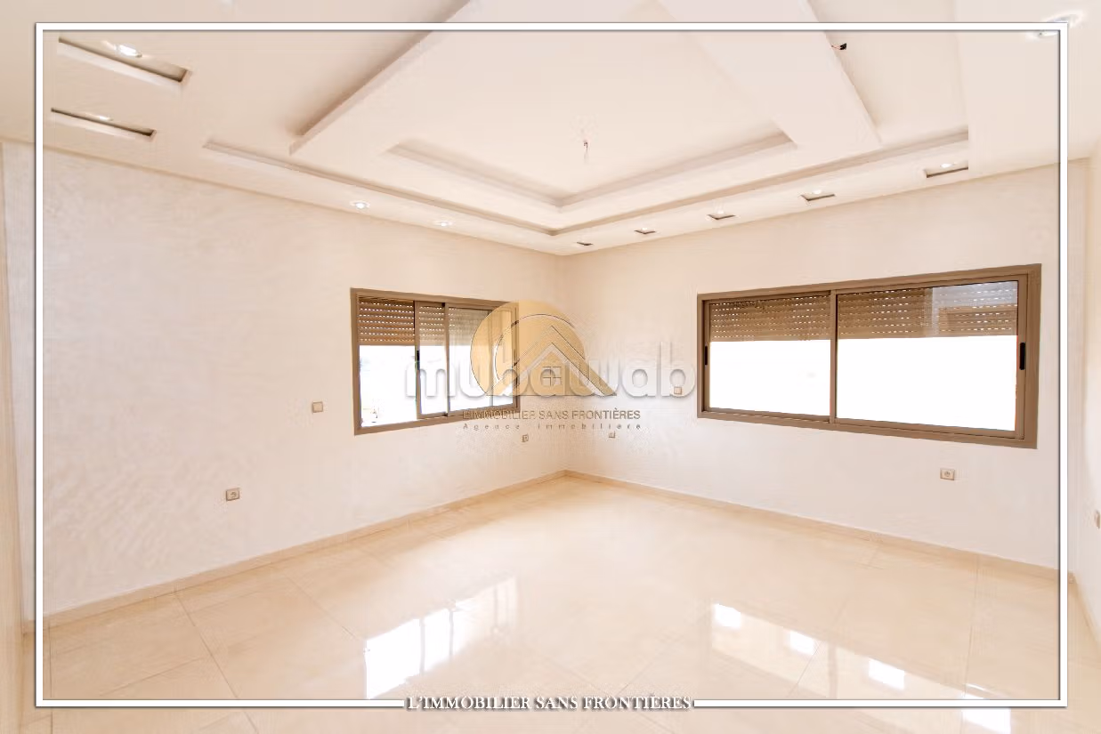 Lujosa villa en alquiler en Hay Targa. Area 600 m². Salón con decoración marroquí, sistema de parábola general. 