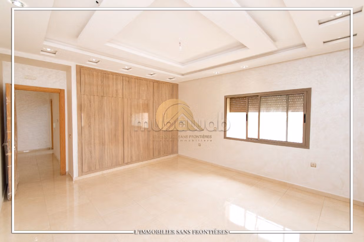 Lujosa villa en alquiler en Hay Targa. Area 600 m². Salón con decoración marroquí, sistema de parábola general. 