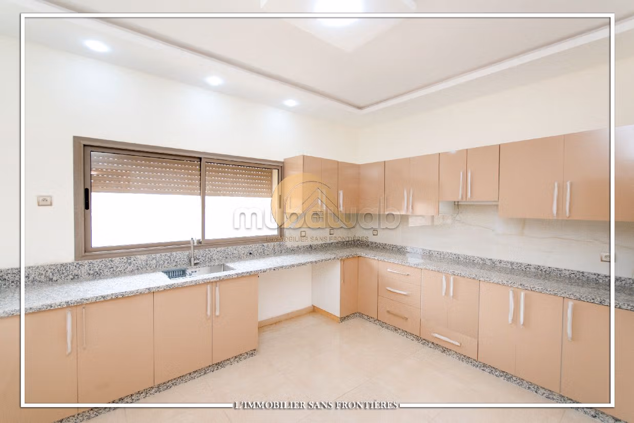 Lujosa villa en alquiler en Hay Targa. Area 600 m². Salón con decoración marroquí, sistema de parábola general. 