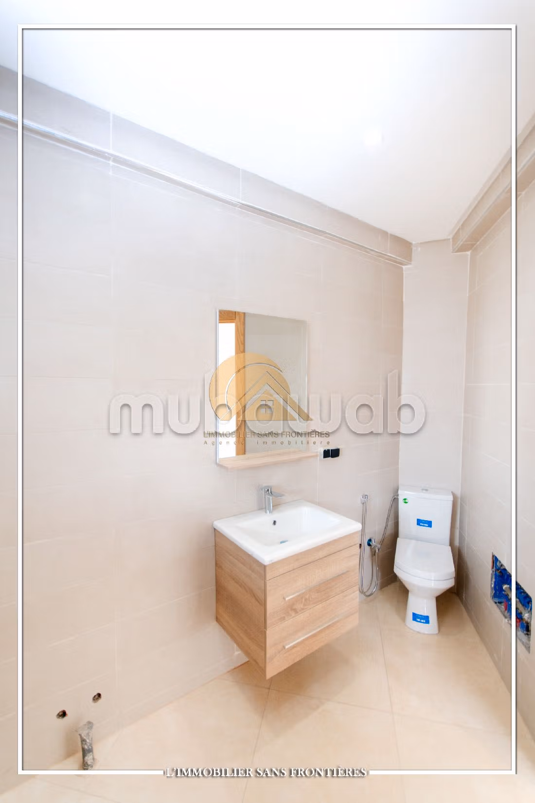 Lujosa villa en alquiler en Hay Targa. Area 600 m². Salón con decoración marroquí, sistema de parábola general. 