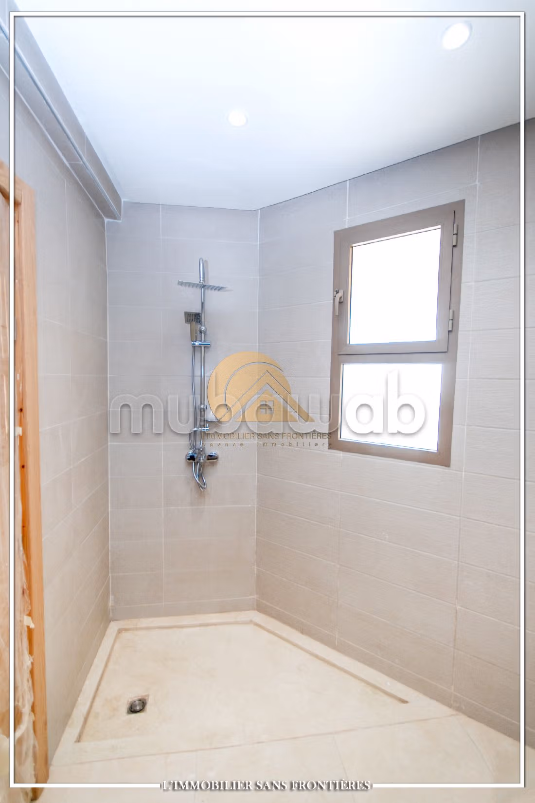 Lujosa villa en alquiler en Hay Targa. Area 600 m². Salón con decoración marroquí, sistema de parábola general. 