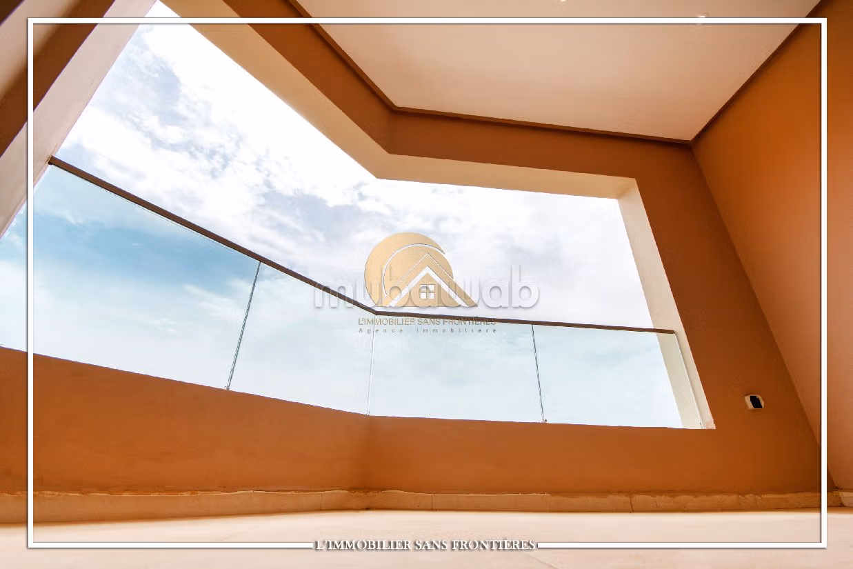 Lujosa villa en alquiler en Hay Targa. Area 600 m². Salón con decoración marroquí, sistema de parábola general. 