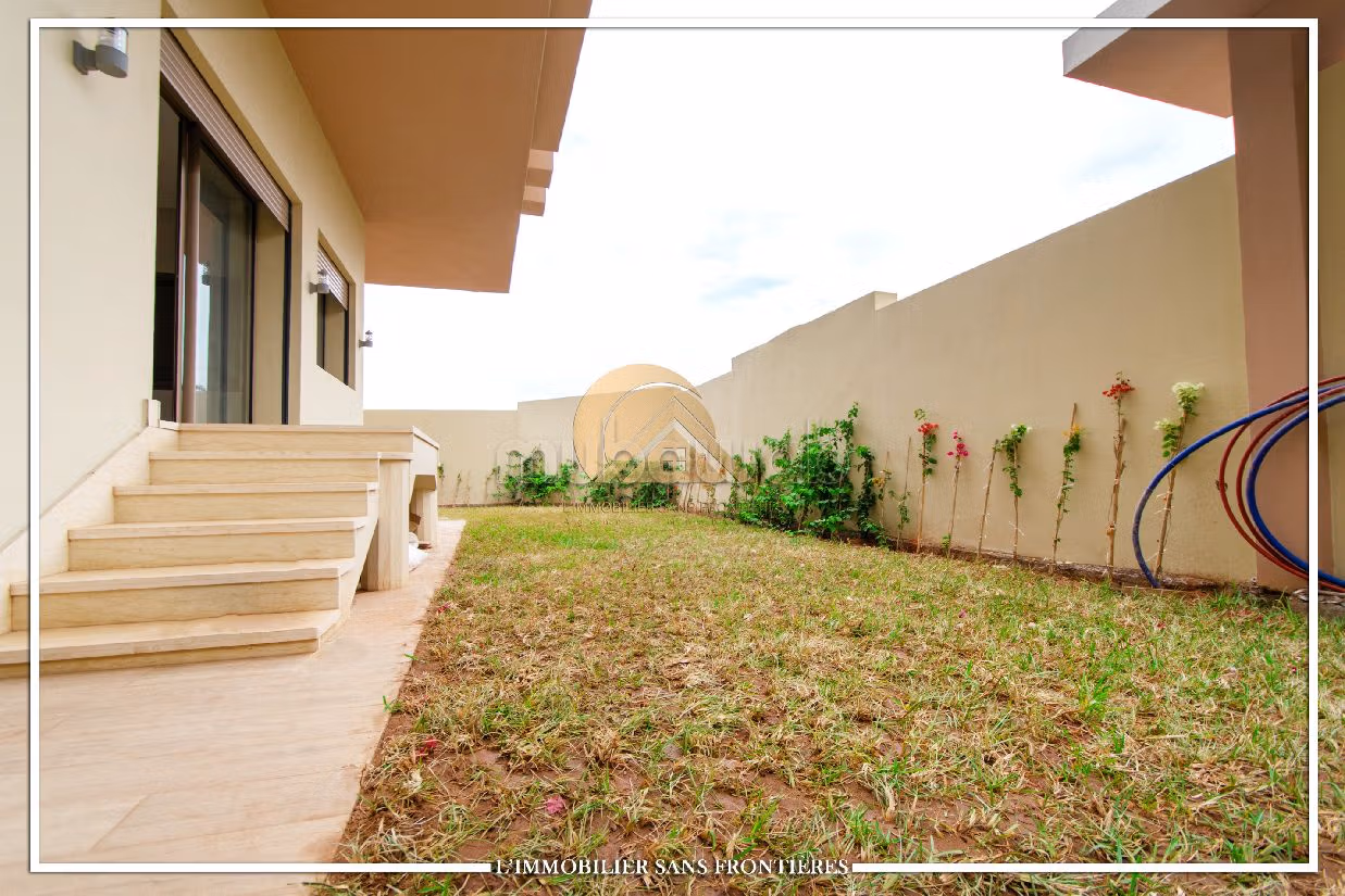 Lujosa villa en alquiler en Hay Targa. Area 600 m². Salón con decoración marroquí, sistema de parábola general. 