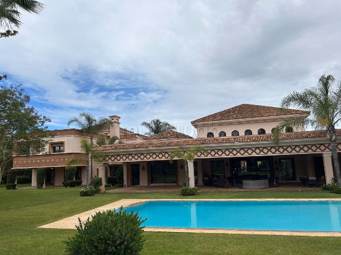 Villa de lujo en venta en Quartier Des Ambassades. 6 dormitorios. Calefacción central. 