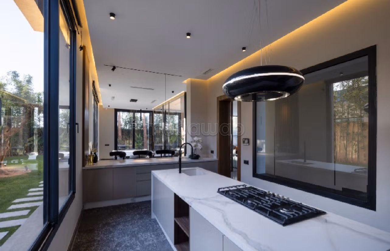 منزل ممتاز للبيع بطريق اوريكا. المساحة الإجمالية 260 م². منظر يطل على الجبال، الزجاج المزدوج