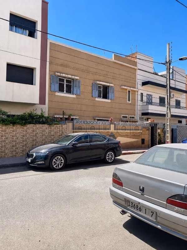 Casa en venta en Tabriquet. 10 habitaciones. Salón marroquí amueblado, residencia cerrada